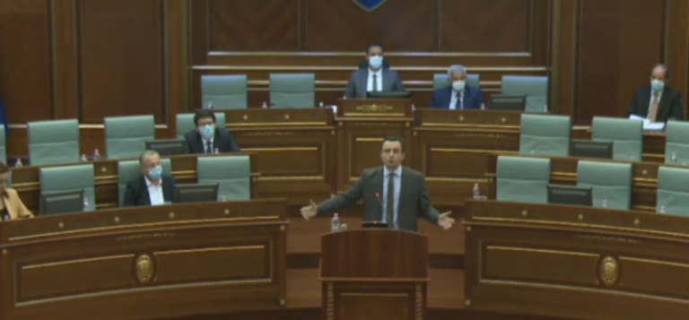 Kurti përplaset me opozitën: S’kam kushërinj të punësuar në qeveri