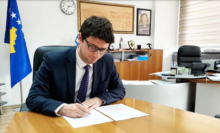 Ministri Murati nënshkruan për kredi shtesë në vlerë prej 25 milionë euro që do të mbulojë shpenzimet e luftës ndaj pandemisë