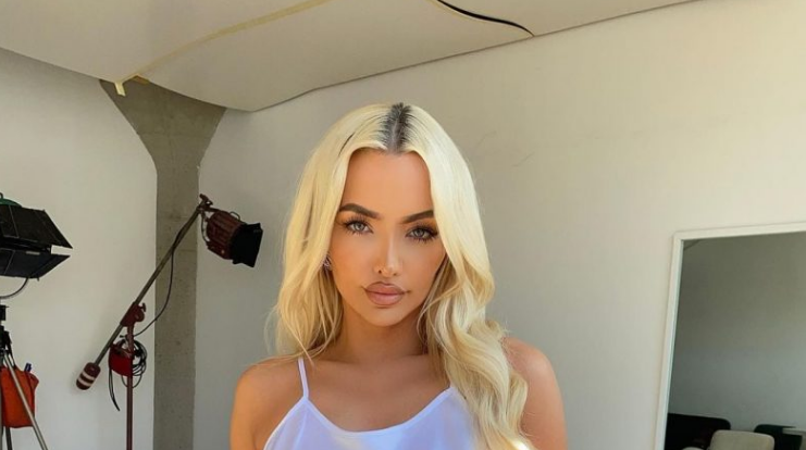 Lindsey Pelas merr vëmendjen me veshjen e ngushtë, ekspozon gjoksin