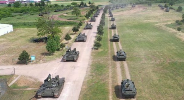 Serbia pranon dhjetëra tanke dhe automjete të blinduara nga Rusia