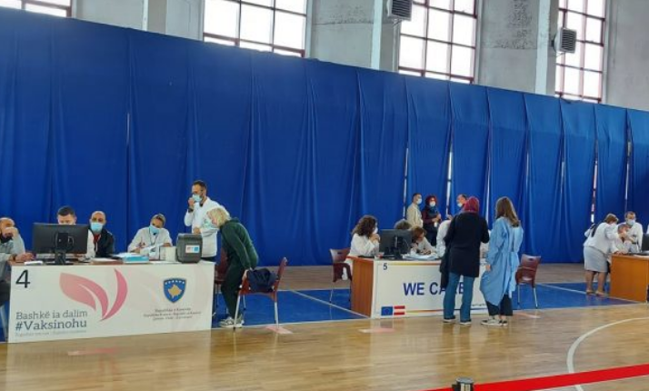 Mjekët e vaksinuar: Vaksinën duhet ta marrin të gjithë, është obligim