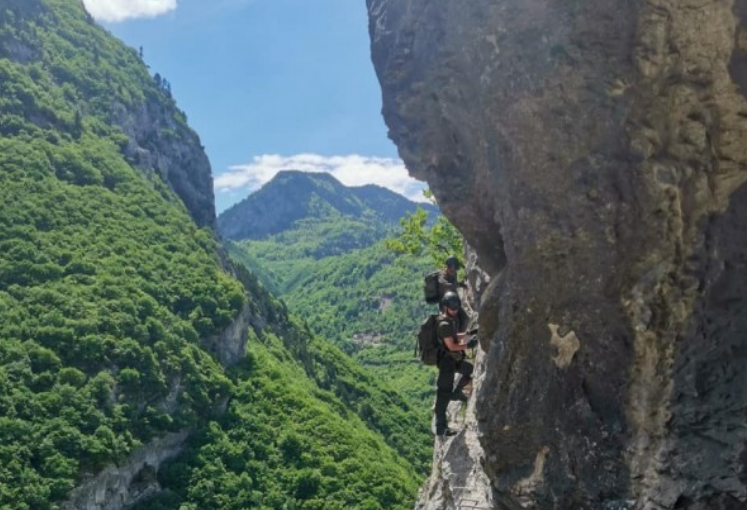 Ushtarët e KFOR-it me ushtrime ngjitëse në malet e Deçanit