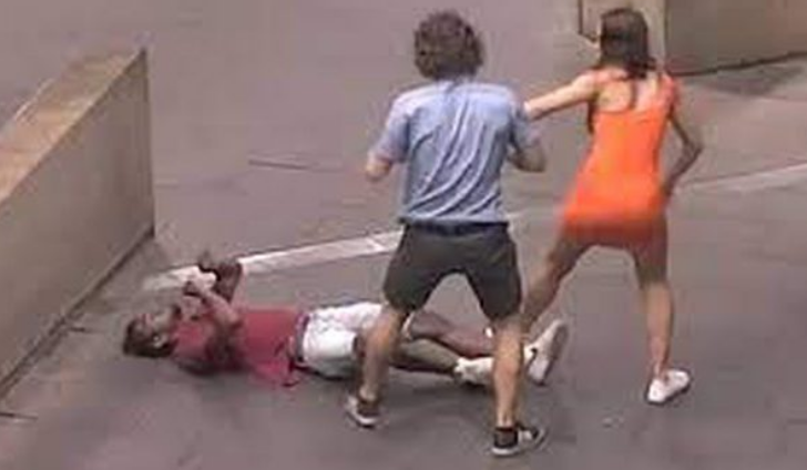 Ngacmon çiftin që po putheshin, i riu përfundon në tokë pas grushtit