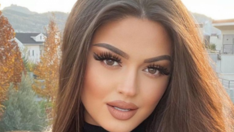 ‘Enca jo mo me benza’: Këngëtarja publikon video në veturë të re luksoze