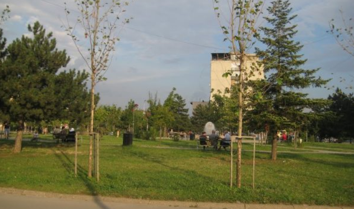 Rrëfimi i 17-vjeçarit: Dy burra m’i hoqën vetullat dhe më veshën si femër, vinin klientë për seks në banesë dhe në Gërmi