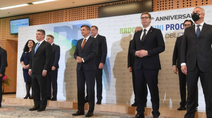 ‘Goditi miza ariun’: Vuçiq përqeshi nismën e padisë për gjenocid të Kosovës ndaj Serbisë