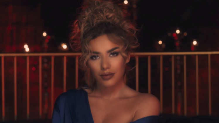 Foto e Taynës në gjimnaz, vështirë të dallohet se është ajo