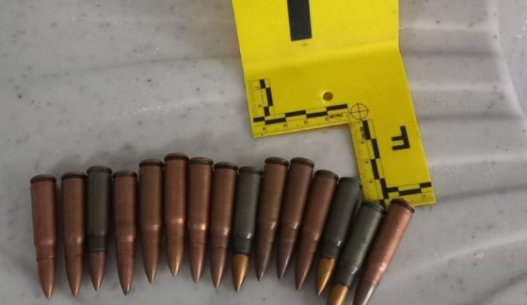Shkëmbim zjarri në mes dy grupeve, bastisen disa lokacione dhe konfiskohen armë