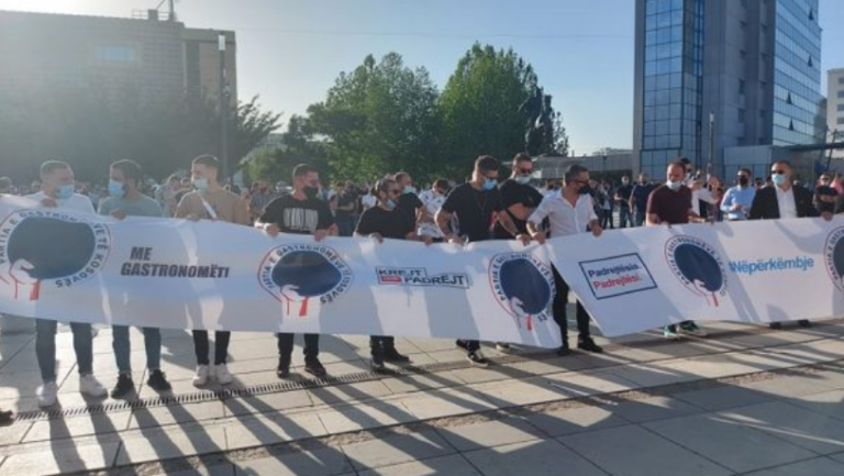 “Krejt dhe Padrejtë”, gastronomët protestë para objektit të Qeverisë