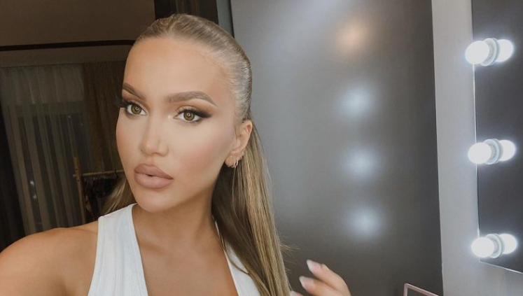 Lori Hoxha shfaqet pa reçipeta e me bluzën e hapur tek pjesa e gjoksit