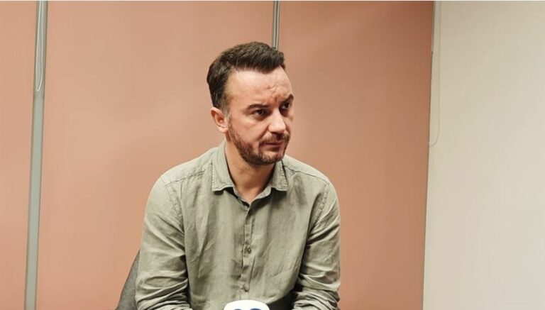 Molliqaj ngre alarmin pas zhvillimeve në Ukrainë, thotë se duhet të arrihet marrëveshja Kosovë-Serbi me ripërcaktim të kufijve