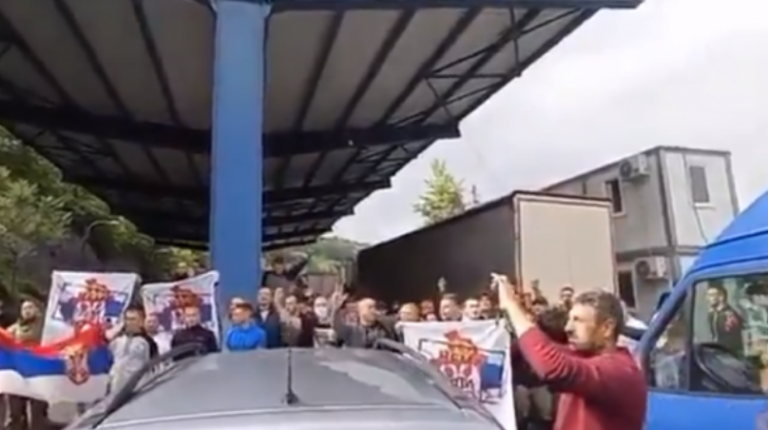 Serbët që s’u lejuan të hyjnë në Kosovë, nga halli këndonin këngë nacionaliste