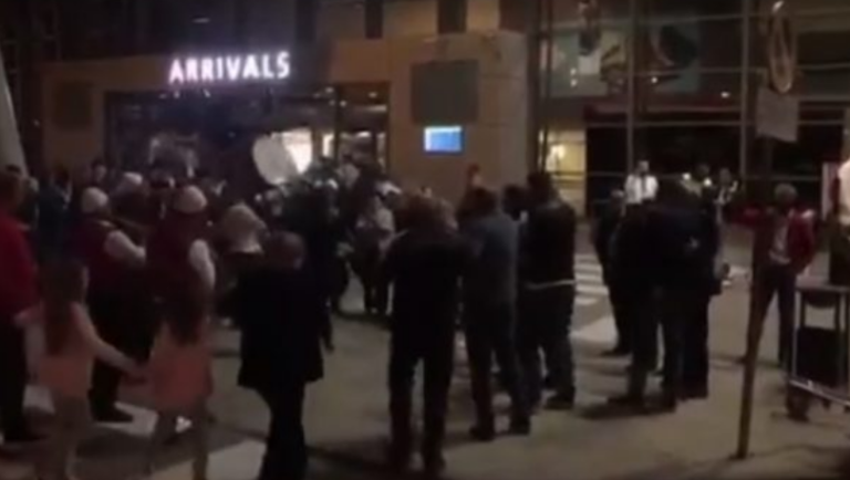 U kthye në Kosovë pas 29 vjetësh, mërgimtari pritet në Aeroport me surle e tupanë
