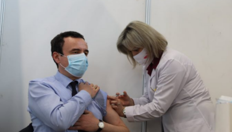 Kryeministri Kurti mori dozën e dytë të vaksinës anti-COVID