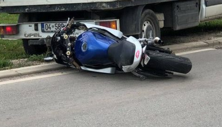 Tjetër aksident, vetura përplaset me motoçikletën dhe bën për spital dy persona në Lipjan