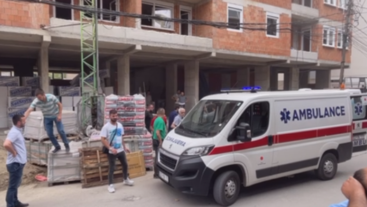 Vdes punëtori që e rrëzua teksa punonte në një ndërtesë në Mitrovicë