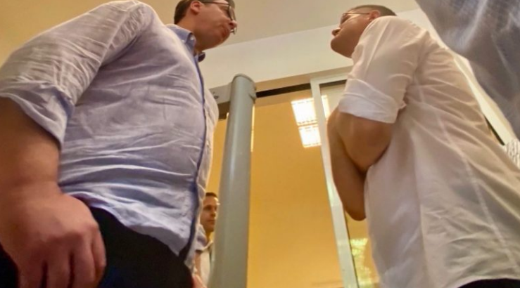 “Qërim hesapesh” në ndërtesën e Presidencës, publikohet videoja e përplasjes ndërmjet Vuçiqit dhe Jeremiqit