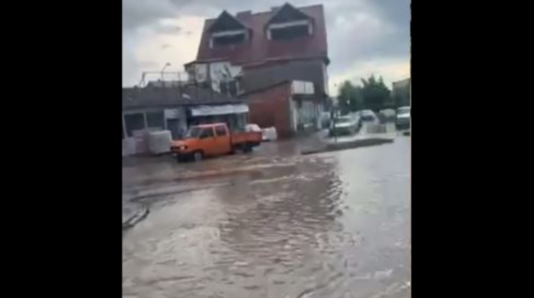 Vërshime nga reshjet e shiut në një rrugë në Vushtrri