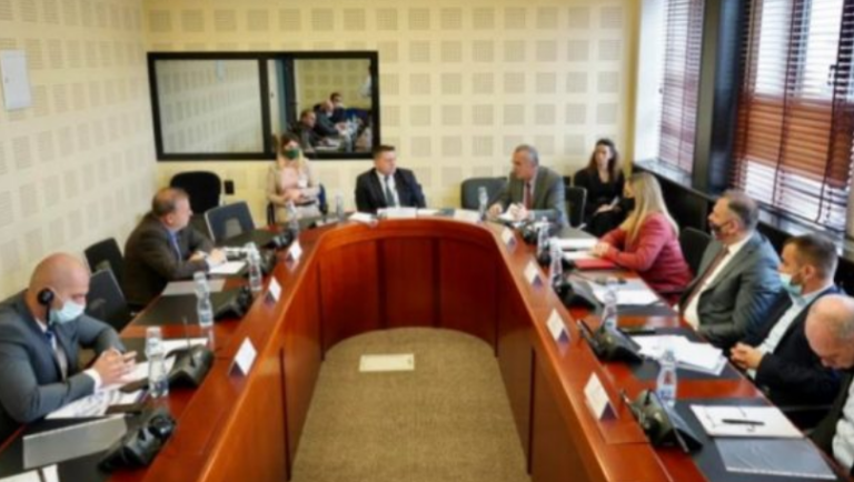 Deputetët e pozitës i dhanë pikë pa meritë Enver Bujarit, që britanikët më parë as nuk e kalonin