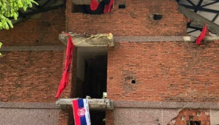 E turpshme: Flamuri serb vendoset mes flamujve të shqyer kuqezi në kullën e vrojtimit në Koshare