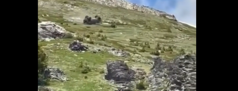 Pamje të rënda: Rrokulliset një makinë në bjeshkët e Dukagjinit