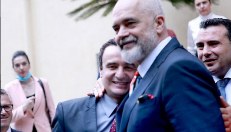 Përqafim vëllazëror – A tregon kjo fotografi se Rama dhe Kurti i kanë rregulluar raportet?