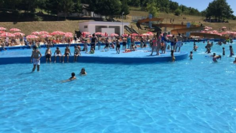 Rrahje te pishina e Gërmisë, nuk kursehen grushtat e shqelmat