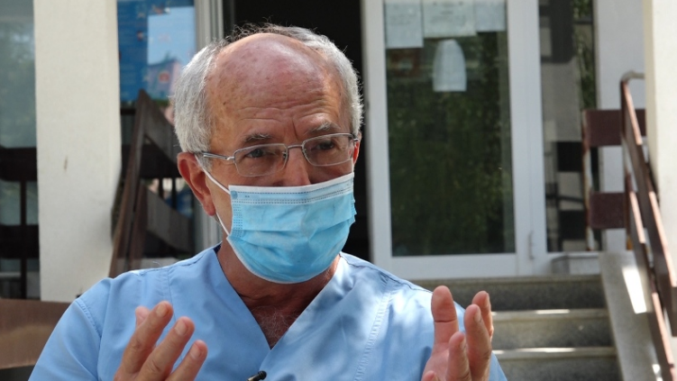 Infektologu Ahmeti jep detaje për pacientin që ka rezultuar pozitiv me variantin afrikan të COVID-19