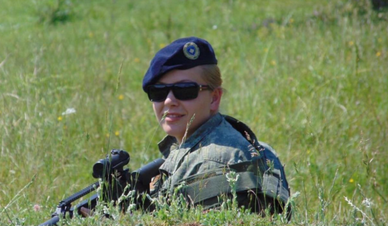 Me postim prekës, motra e dëshmorit shpalos eksperiencën 10 vjeçare si ushtare e Kosovës
