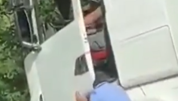 Ndodh edhe kjo: Shoferi ‘ia shtyp’ kokën me derë të kamionit policit shqiptar