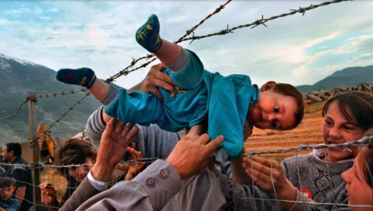 Ky është Agimi që u fotografua gjatë luftës në Kosovë teksa kalonte përmes gardhit me gjemba