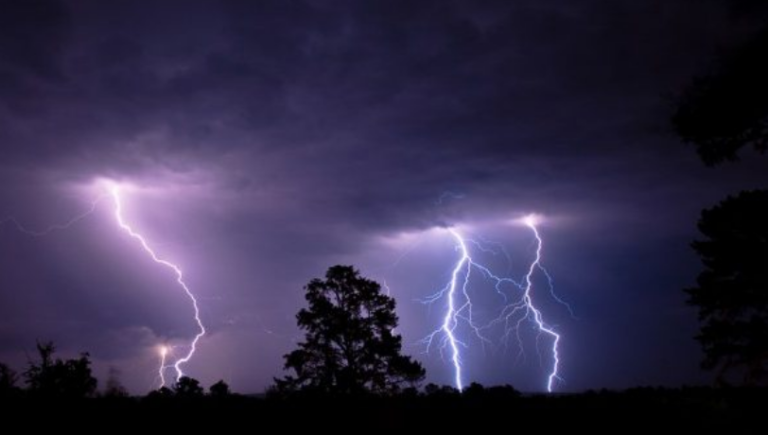 Vdes një kosovar, goditet nga rrufeja