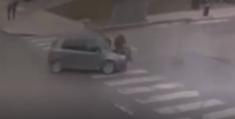 Vetura shkel një këmbësor midis zebrave