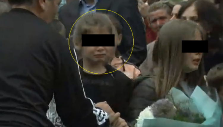 Moment prekës: Shokët dhe shoqet nuk i mbajnë lotët në varrimin e 12-vjeçarit dhe familjes së tij