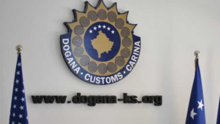 Disa kompani importuese të naftës ndalohen nga dogana në kufi