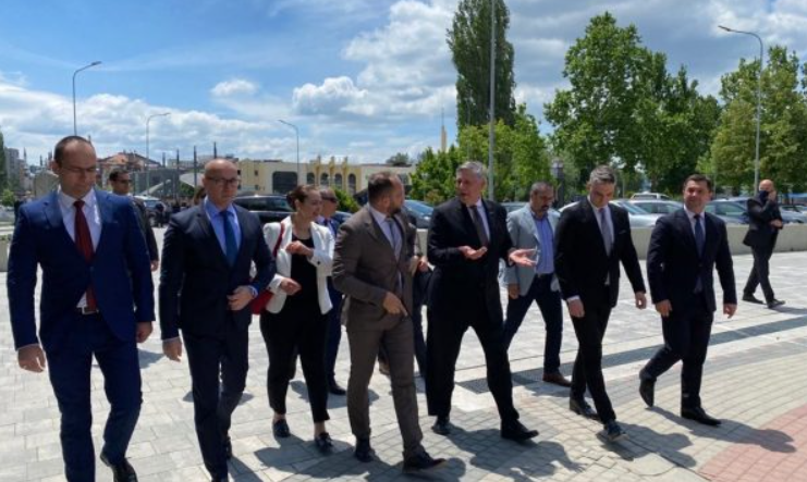 Kosnett viziton Mitrovicën e Veriut, dërgon një mesazh nga atje