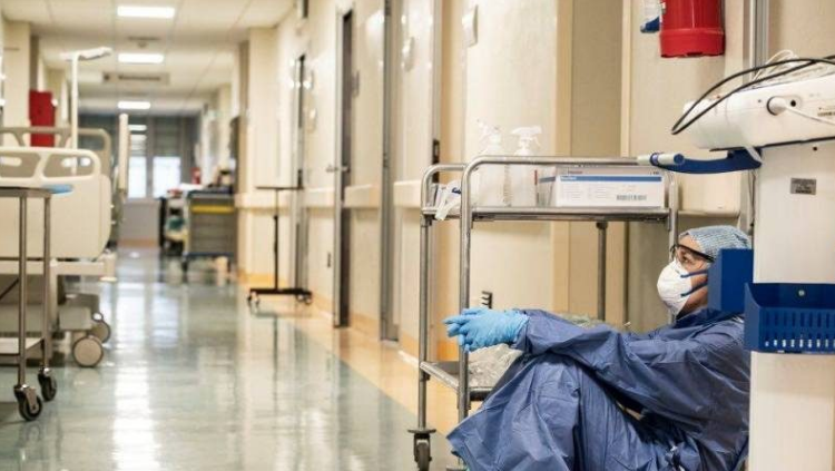 Në përballje me pandeminë: 80 % e mjekëve të Klinikës Infektive probleme me ankthin