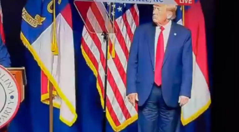 Donald Trump del me pantallona të veshur mbrapsht para publikut