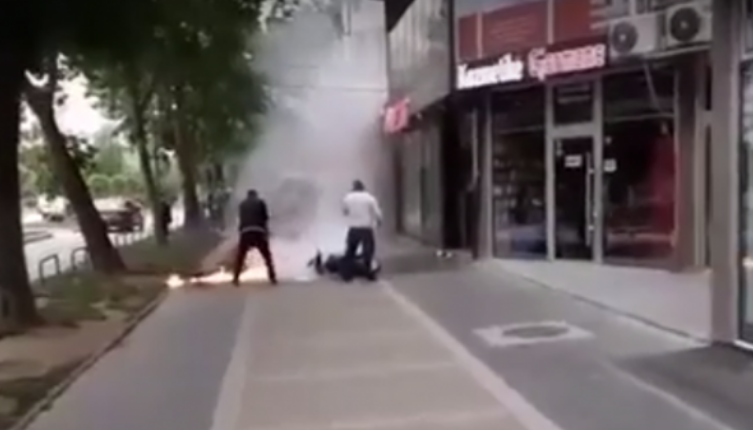 Motoçikleta kaplohet nga flakët në Mitrovicë, qytetarët tentojnë ta lokalizojnë zjarrin