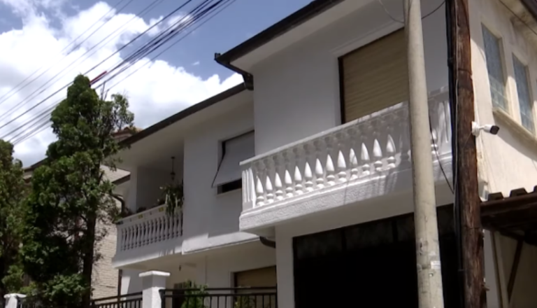 Zonja e shtëpisë përballet me hajnin i cili e kërcënoi me armë