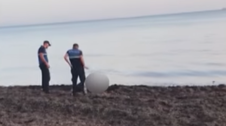 Momenti kur policia nxjerr trupin e pajetë të të moshuarit që u mbyt në det