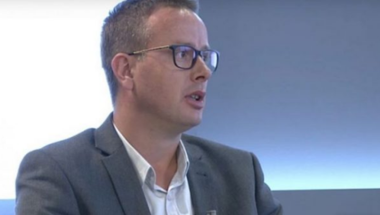 Vehbi Kajtazi: Me pas kush të dalë ta gjuajë Kurtin në aeroport me vezë