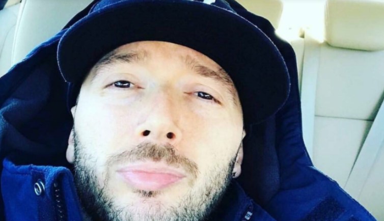 Unikkatili, si rrallë herë, vjen në bashkëpunim me një këngëtare kosovare