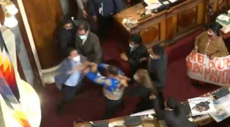 Shkelma e grushte, deputetët rrihen në Kuvend