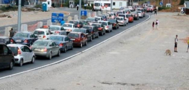 Kolona të gjata në Morinë