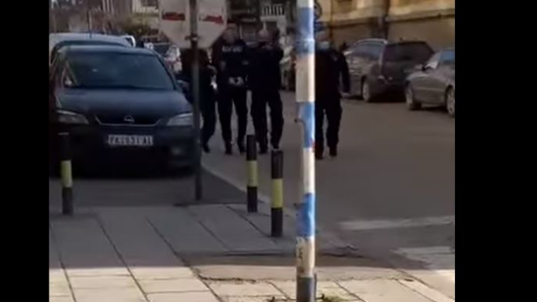 Asamblisti i PSD-së publikon një video nën pranga dhe i rrethuar nga policia serbe