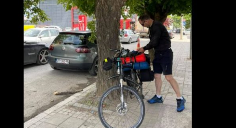 Kosovari niset me biçikletë nga Kosova për në Zvicër