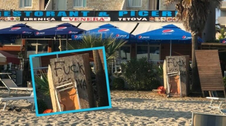 Shfaqen shkrime ofenduese për kosovarët në një pjesë të plazhit në Durrës