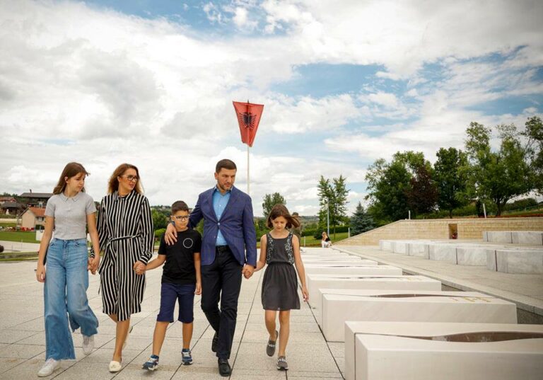 Krasniqi bën homazhe në Prekaz: Kjo vizitë është frymëzim për fuqizimin e vetëdijes politike