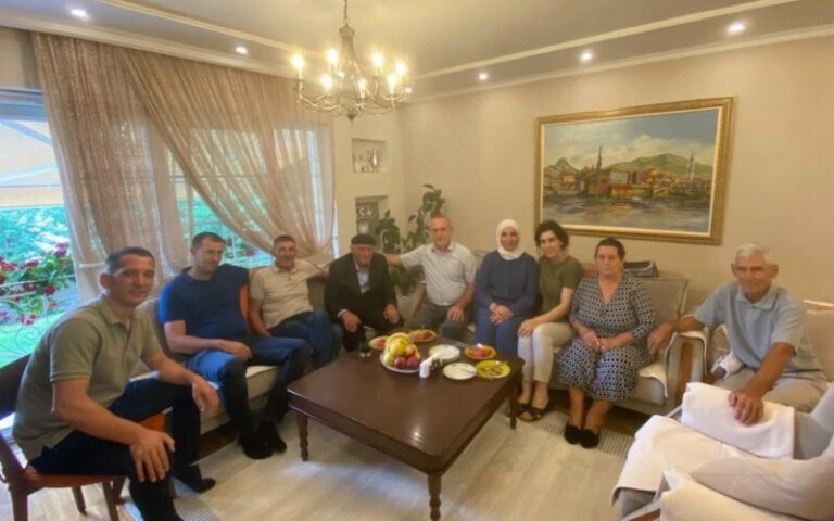 Ish-deputetja mitrovicase Besa Ismaili i shkon në të pame familjes së Kadri Veselit